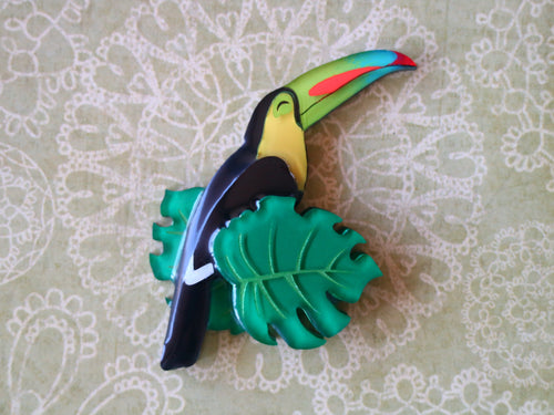 Vera Chan - Happy toucan brooch (Closed beak)