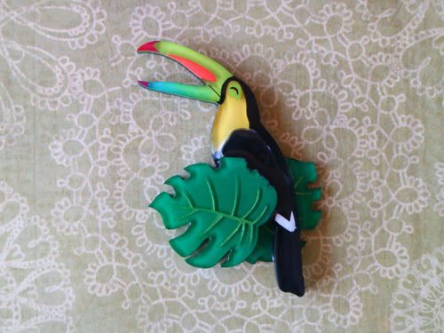 Vera Chan - Happy toucan brooch (Open beak)