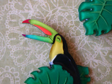 Vera Chan - Happy toucan brooch (Open beak)